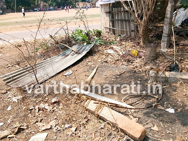 ತಡೆಬೇಲಿ ಕಿತ್ತೆಸೆದು ಸರಕಾರಿ ಗಡಿ ಗುರುತು ನಾಶ: ಡಿಸಿಗೆ ದೂರು